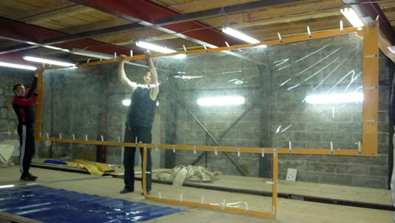 Вот так у нас в мастерской изготавливаются прозрачные шторы. Затем они будут смонтированы нашими специалистами на дачной веранде заказчика.