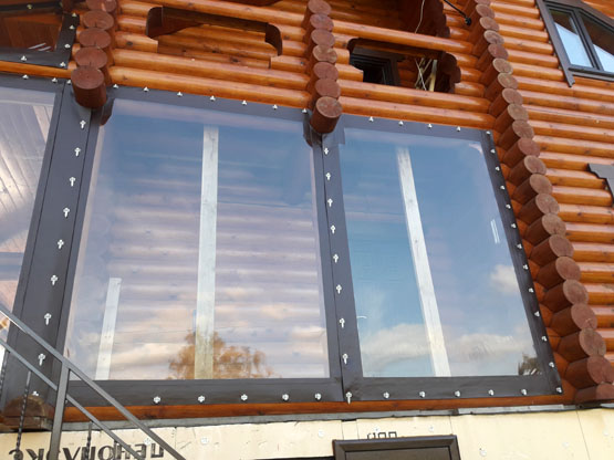 Изготовлены и установлены "мягкие окна" в деревне Перемка (Нытвенский р-н). Монтировали на высоте 5м.