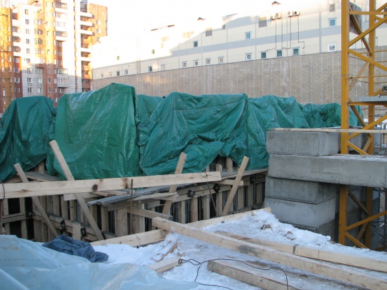 Утепленные пологи для бетонных работ ТРК "Семья"