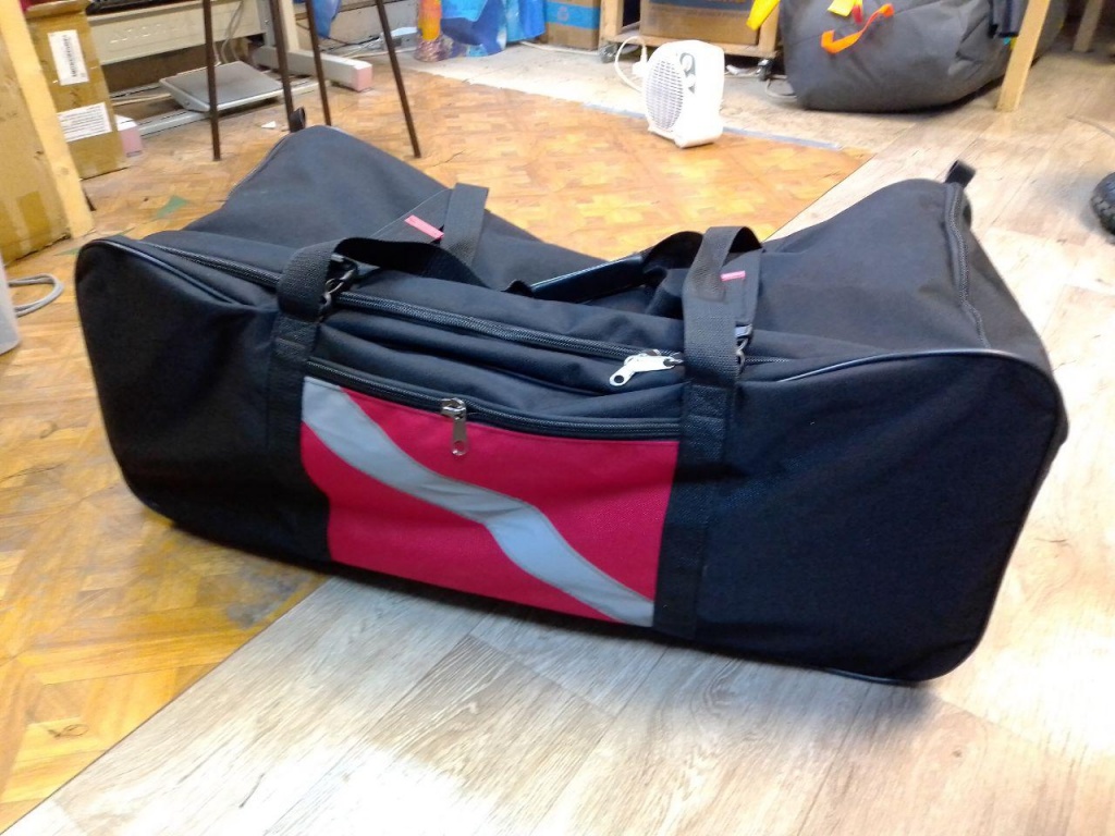 Багажная сумка на колесах. Объем 90-160 литров.